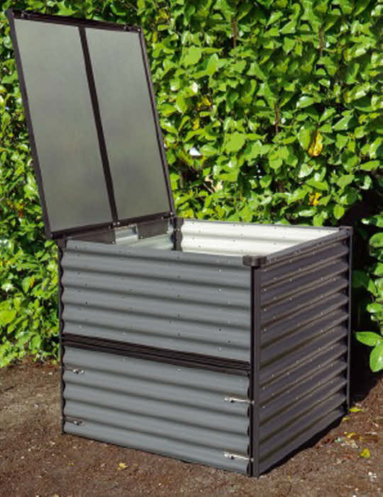 komposter tami mit einem komposter im garten müssen hobbygärtner ihr ...